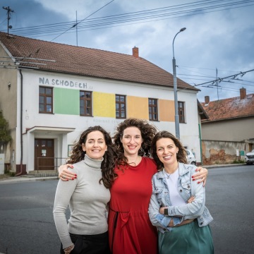 Zakladatelky Spolku ŽIVO Dana Lukášová, Kateřina Hiclová a Olga Mourková s týmem.