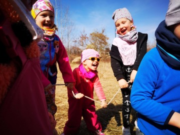 Děti ve školce v Černicích trénují hod balonkem.