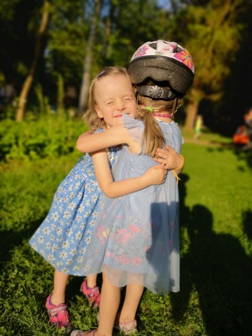 Holčičkám stačí k malování místo štětců ruce.