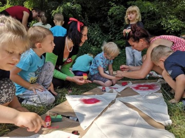 Malování na šátek jako tvořivá složka příměstského tábora.