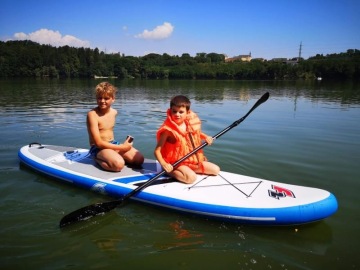 Na příměstském táboře si můžete vyzkoušet paddleboard.