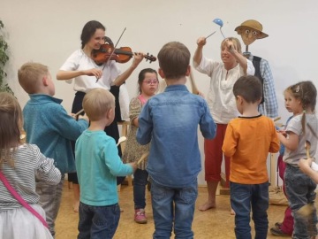 Děti tančí při hudebním vystoupení.