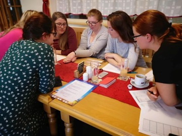 Tým rodinného centra Na Schodech na poradě vymýšlí další plány.