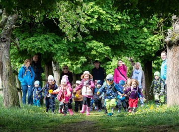 Rodiče a děti na výletě v přírodě.