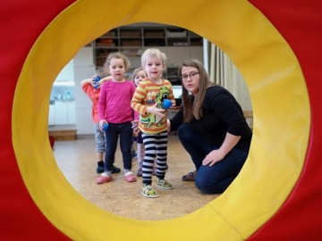 Děti ve školce v Černicích trénují hod balonkem.