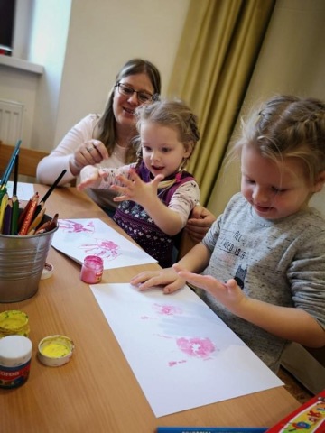 Holčičkám stačí k malování místo štětců ruce.