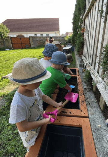 Děti pozorně sledují příběh při společném čtení.