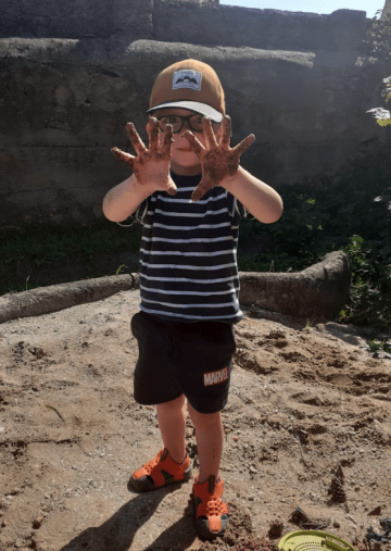 Děti se učí, jak zalévat květiny.