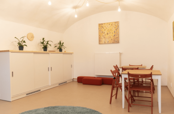 Děti se soustředí na prováděný pokus.